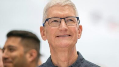 Apple CEO visits China