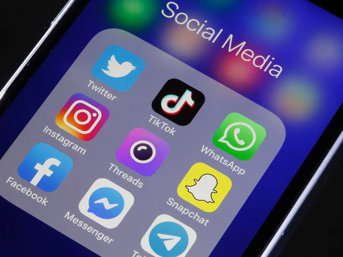Social media apps should be blocked